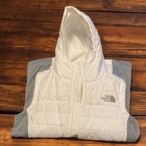 The North Face mashup hooded winter vest size xs white and gray with pockets.